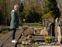 grob, groblje, običaj, žena, žena na groblju