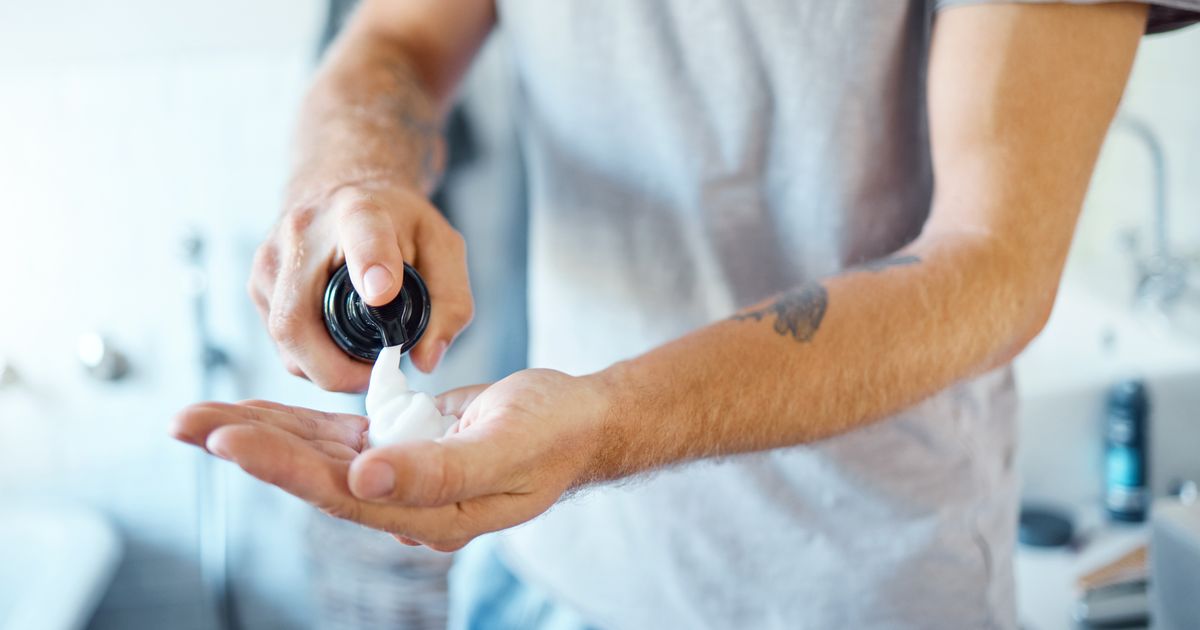 Zaboravite na skupe hemikalije: 5 stvari koje pena za brijanje čisti bolje od bilo kog deterdženta