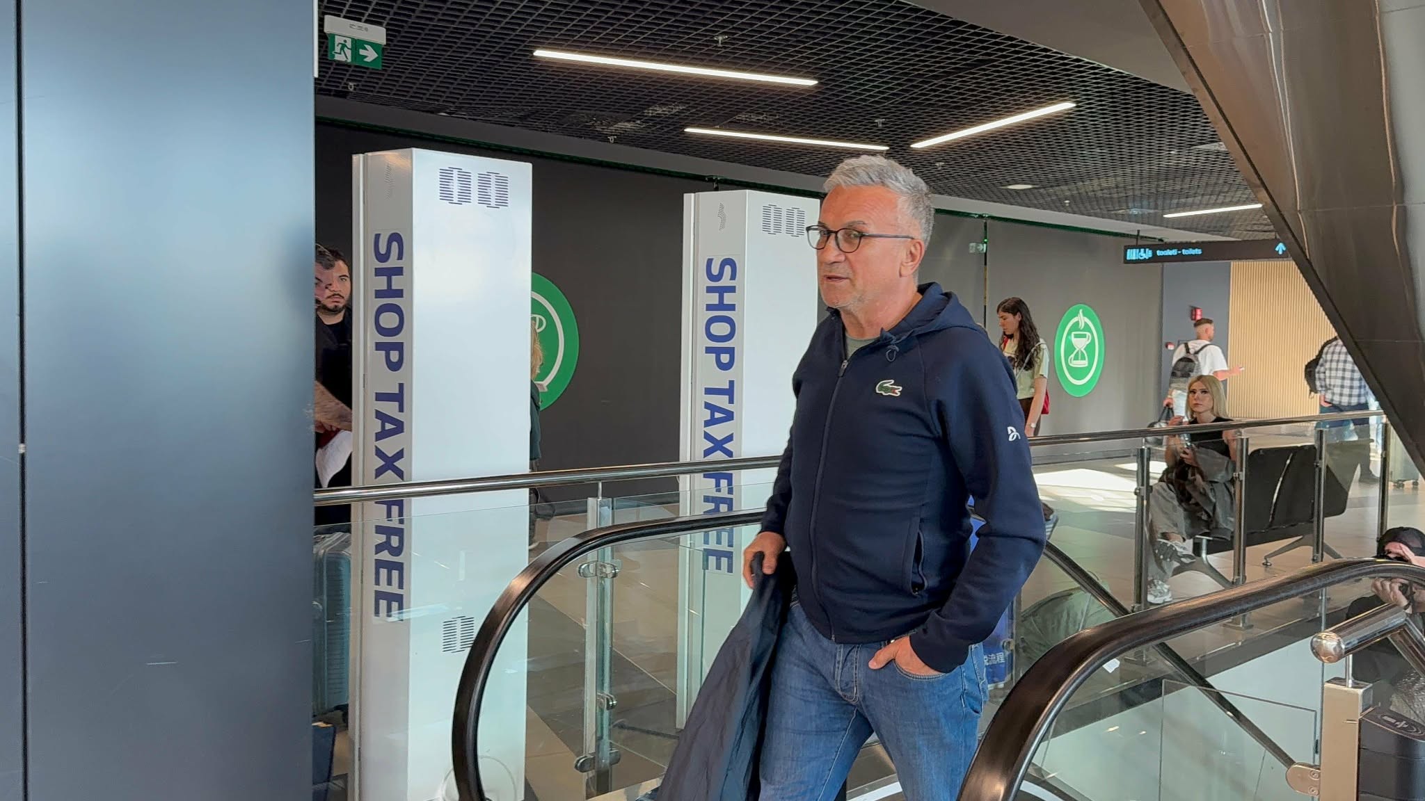 Srđan Đoković sleteo u Beograd: Noletov otac u skupocenom stajlingu, na parkingu ga čeka luksuzni džip