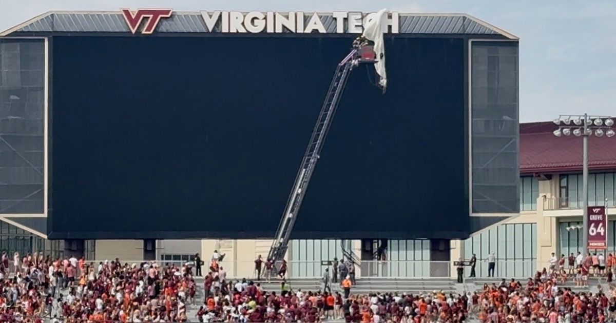 Neverovatan snimak iz Amerike: Padobranac promašio teren na stadionu pa se 