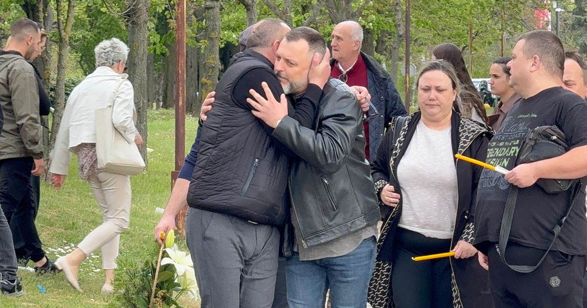Brat Rade Manojlović utučen, pevač ne prestaje da plače: Poznati se opraštaju od Saše na groblju
