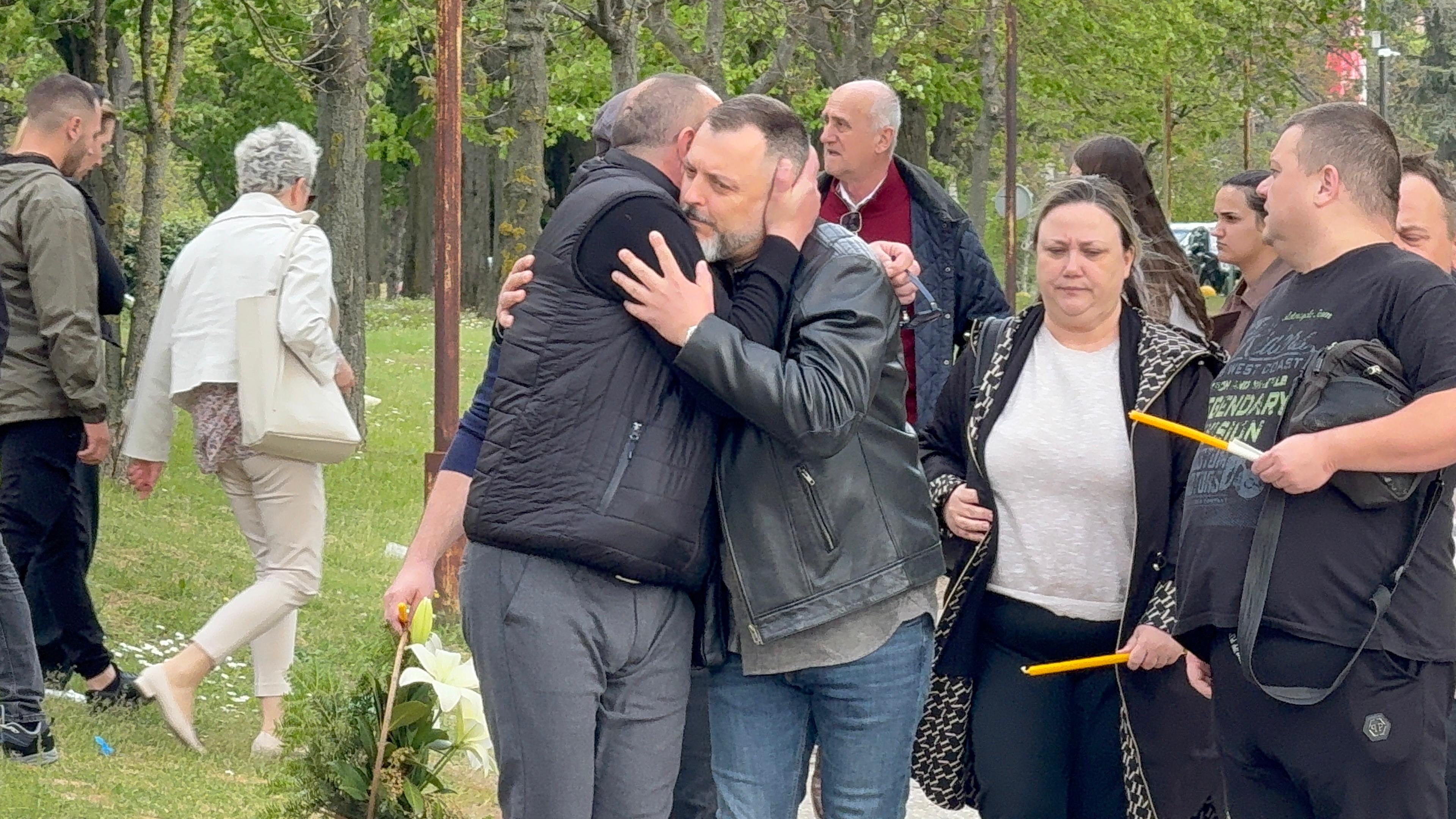 Brat Rade Manojlović utučen, pevač ne prestaje da plače: Poznati se opraštaju od Saše na groblju