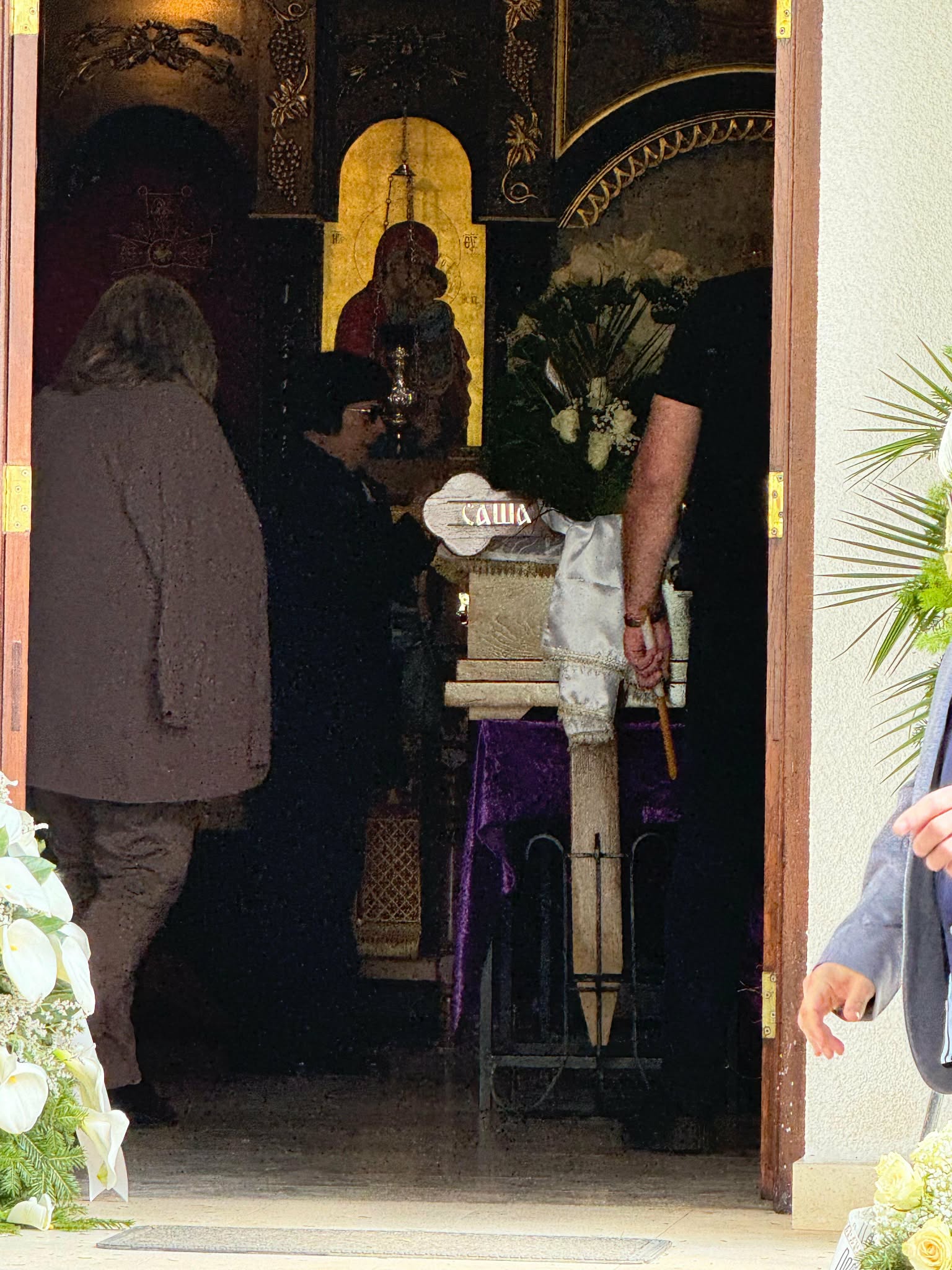 Porodica Saše Katančića prima saučešće u crkvi: Pevač utučen stigao među prvima, ćerka nosi jednu ružu