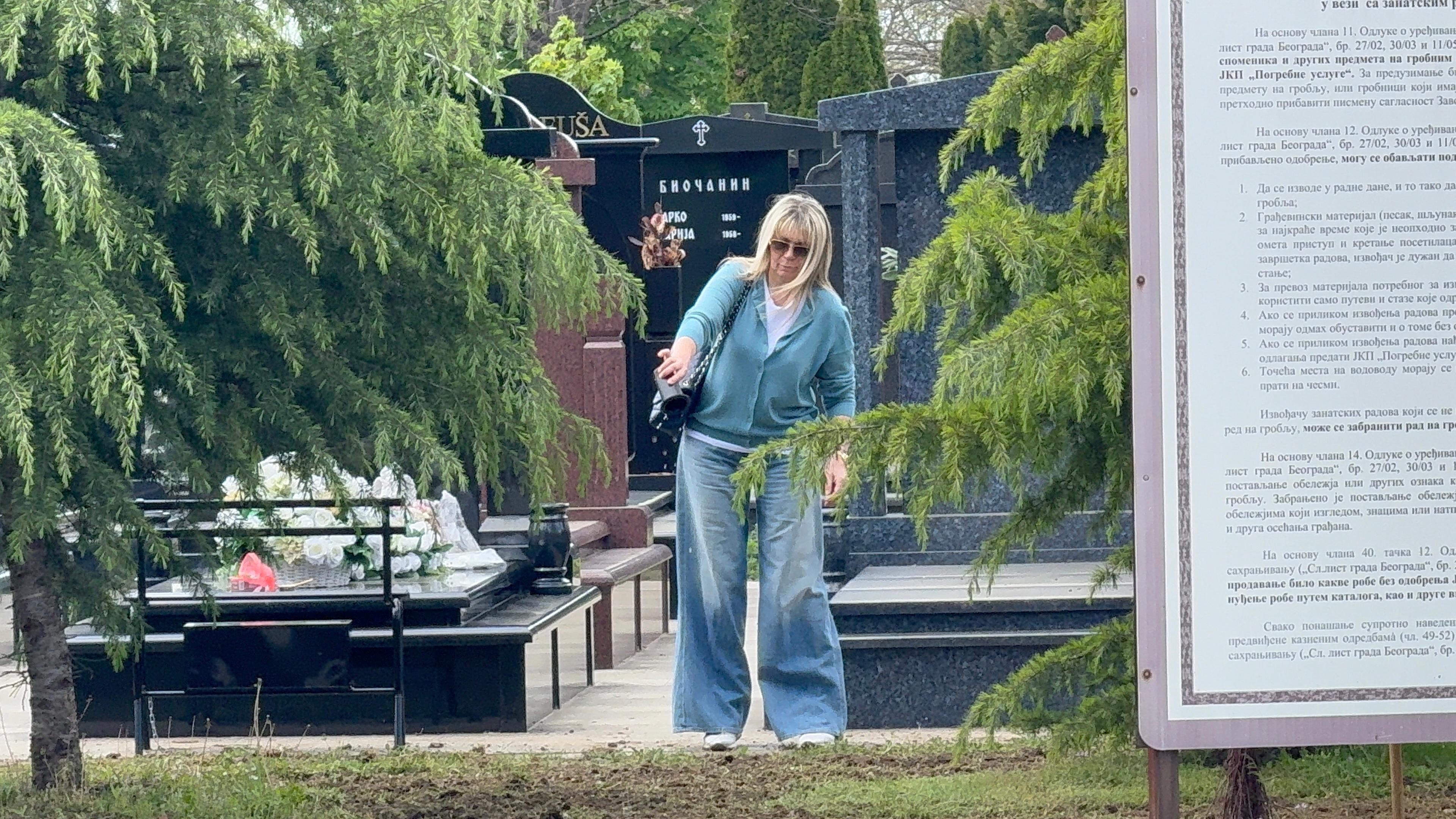 Suzana sama na Sašinom grobu: Popovićeva udovica okadila, izašla pred važan datum