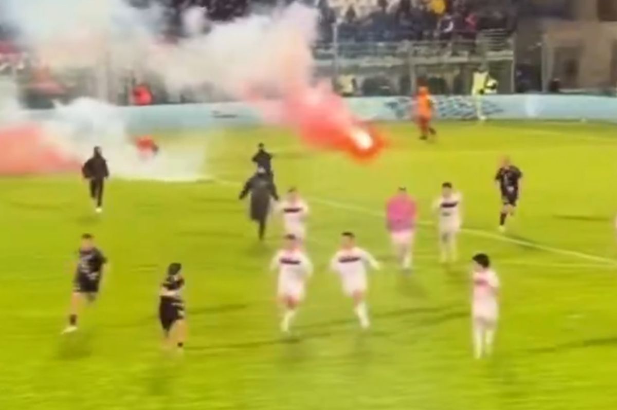 Maskirani huligani upali na teren i jurili sopstvene fudbalere! Igrači bežali, policija hapsila pred kamerama