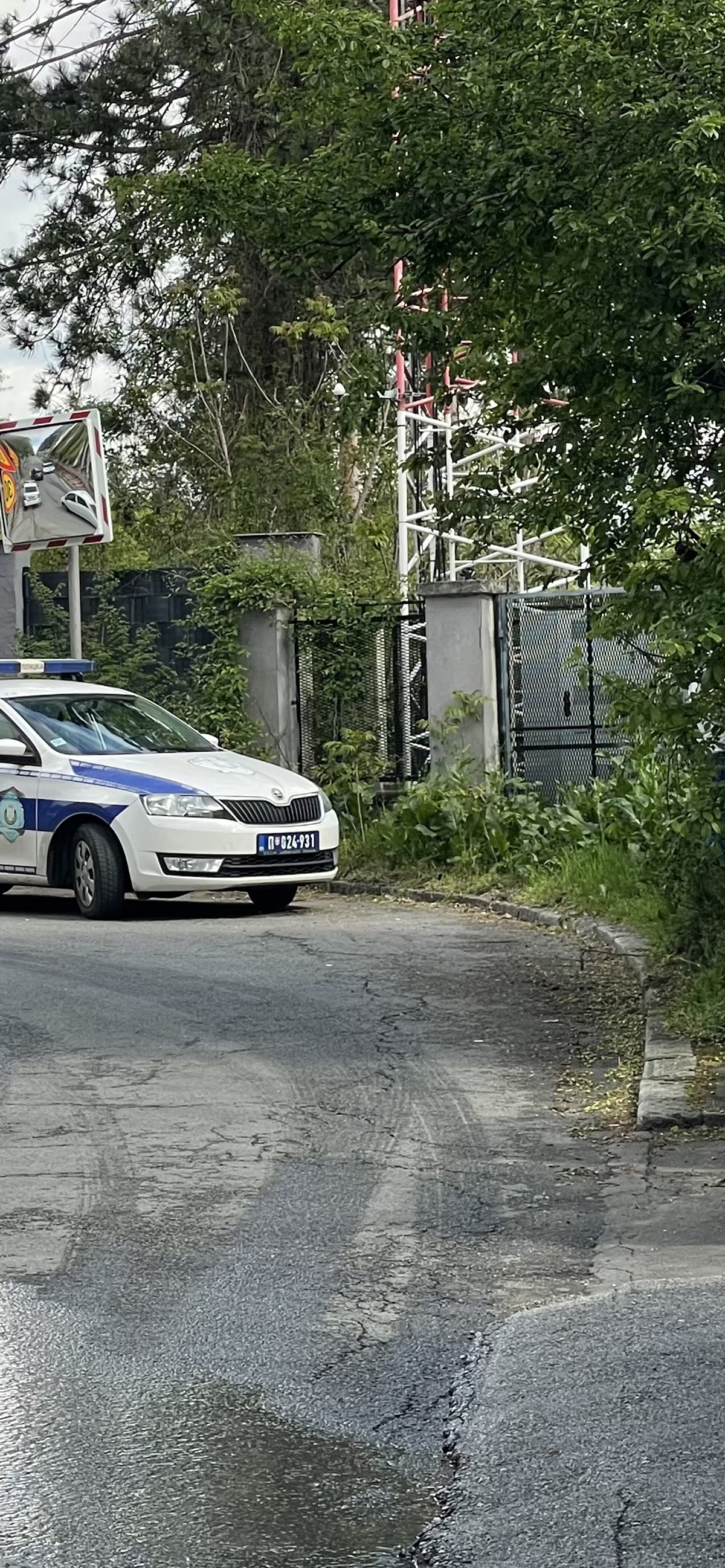 Zaspao za volanom, pa uleteo ljudima u dvorište: Strašan prizor iz okoline Šapca, fotografija ledi krv