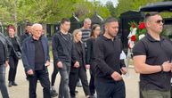Sahranjen pevač: Udovica jedva hoda dok drži decu za ruke, održan potresan govor na Sašinoj sahrani