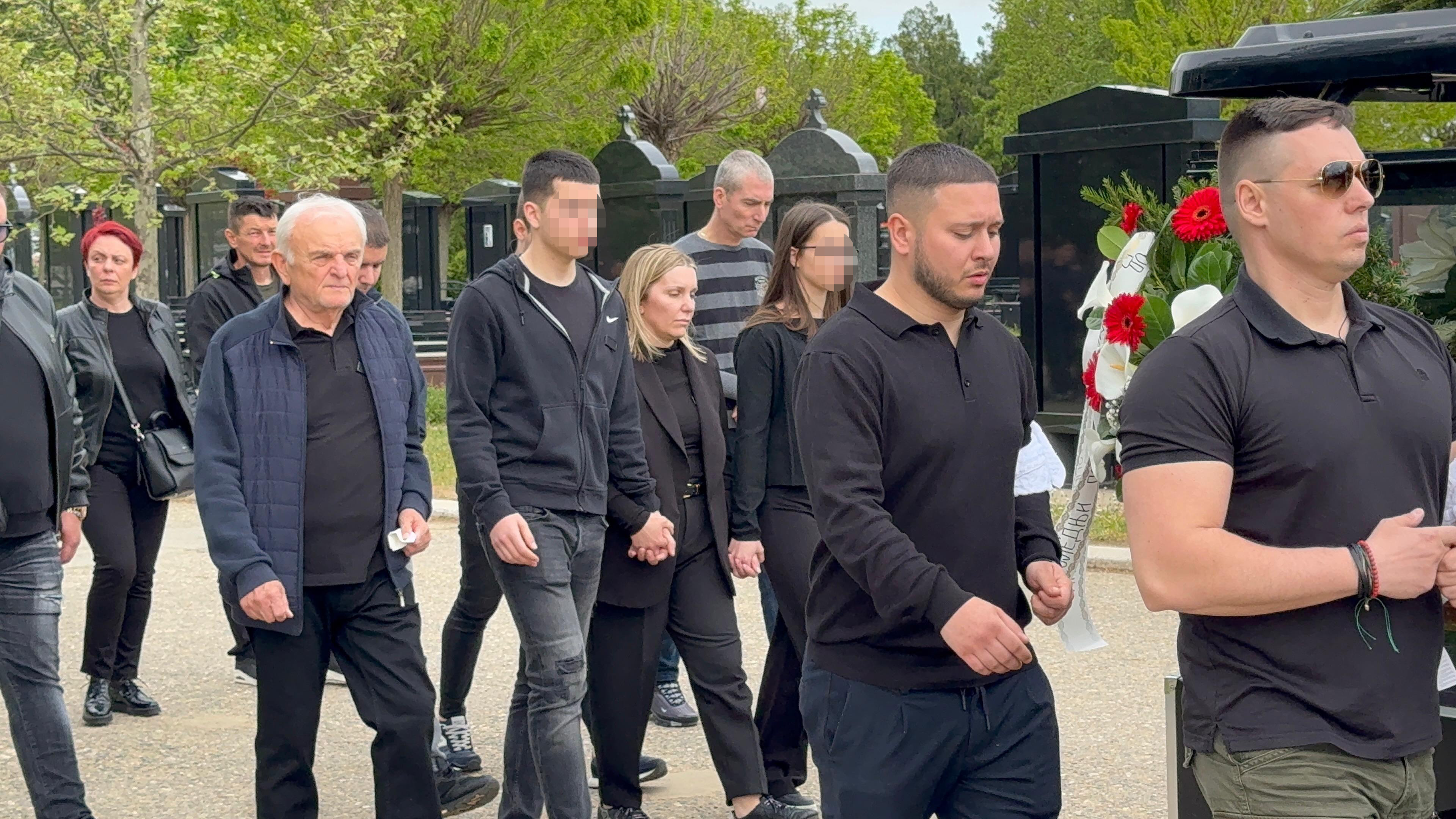 Udovica jedva hoda dok drži decu za ruke, održan potresan govor na Sašinoj sahrani: Sahranjen pevač