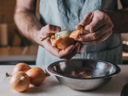 crni luk, ljuske, ljuske crnog luka, povrće