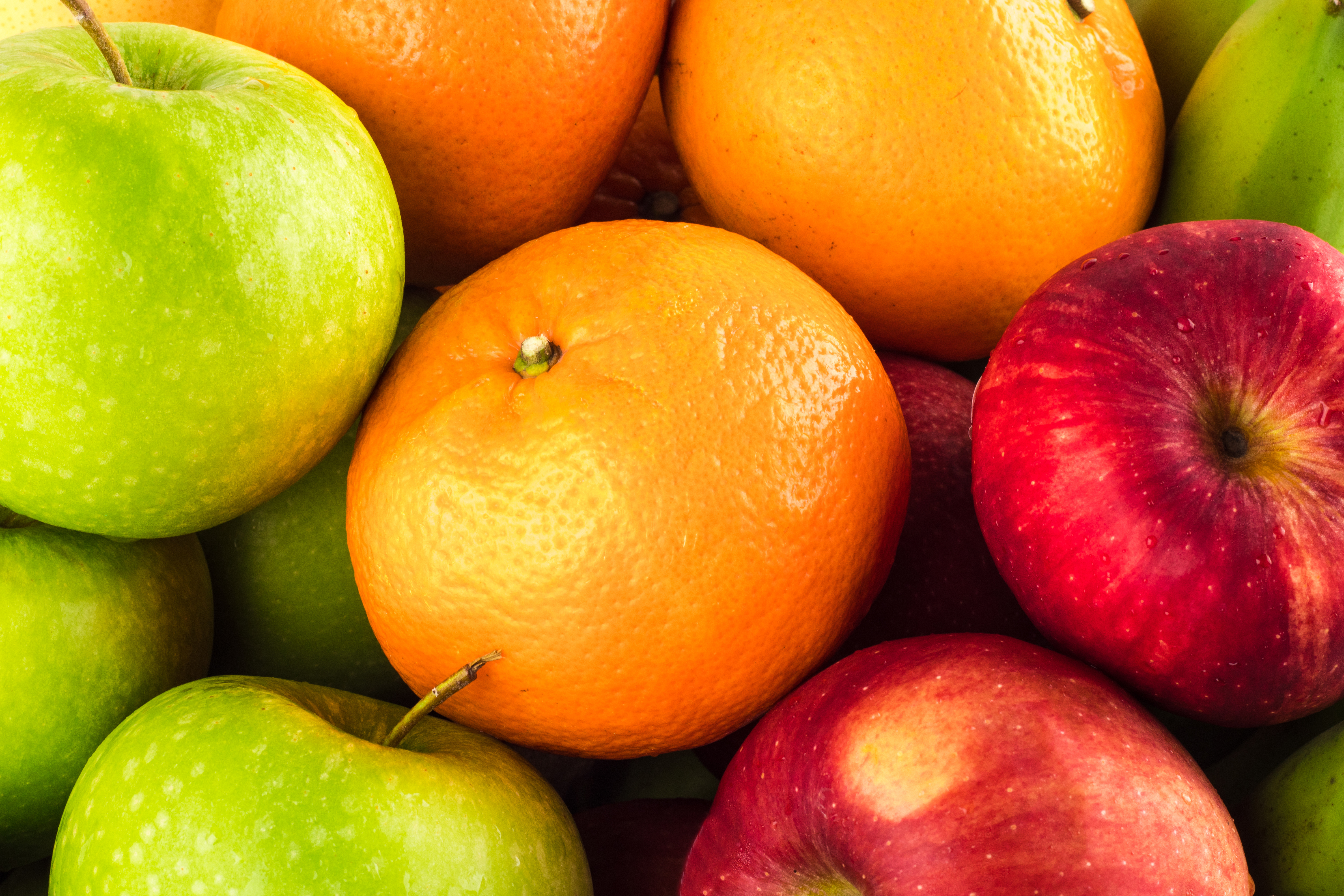 Sok ili cela voćka? Evo kako pomorandža i jabuka zapravo utiču na šećer i zašto vlakna prave razliku