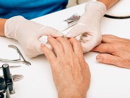 Manikir, starija žena