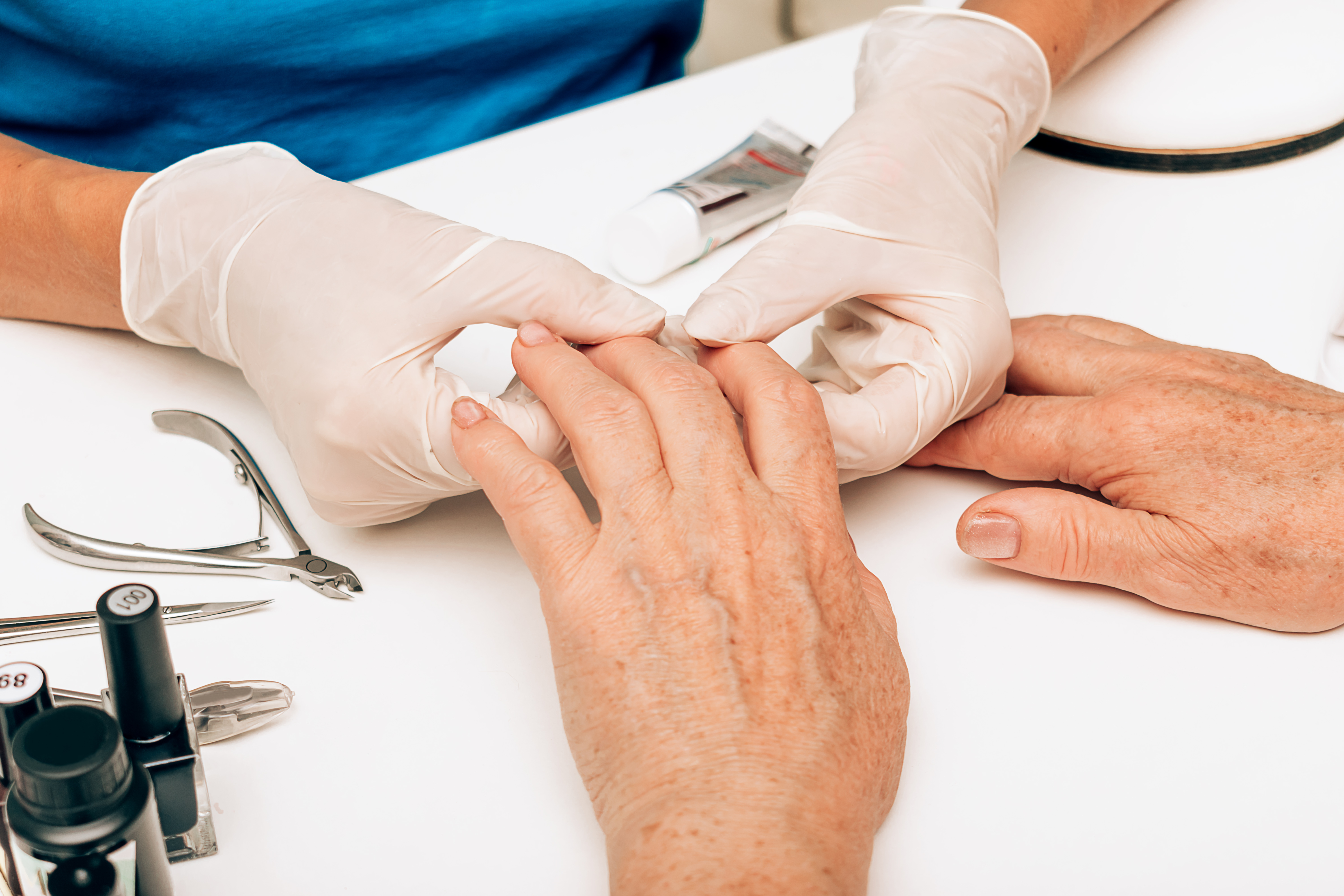 Ruke koje izgledaju mlađe bez filtera: Najlepši manikir posle 60. - oblici i boje koji brišu godine