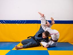 Dečaci treniraju džudo