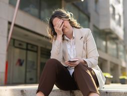 Umorna poslovna žena