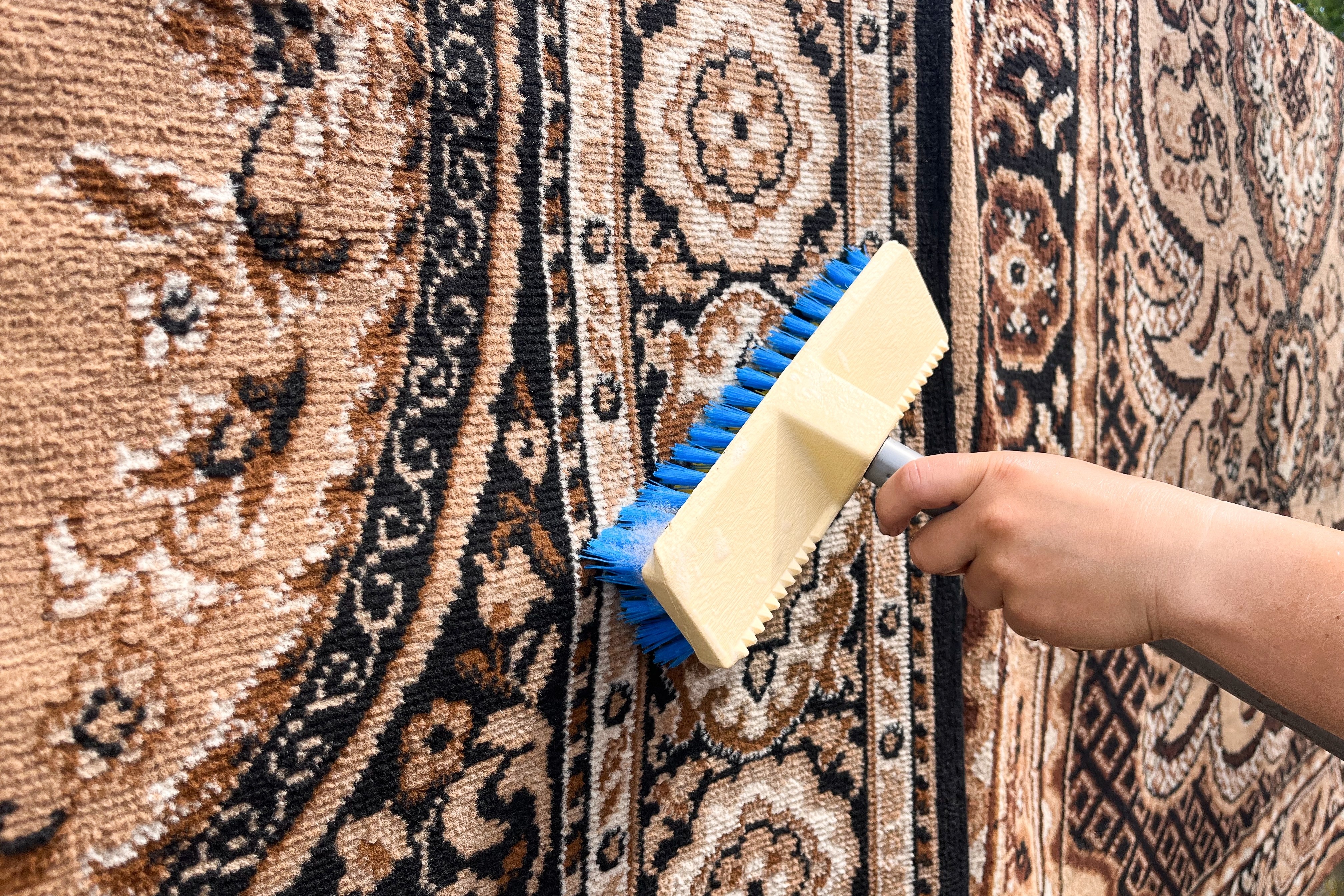 Niko nije verovao dok nije probao: Svi imaju to u kupatilu, a pravo je ČUDO u pranju tepiha