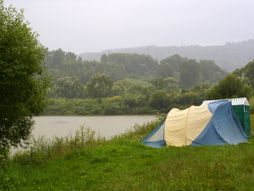 Kiša na kampovanju, Prvi maj
