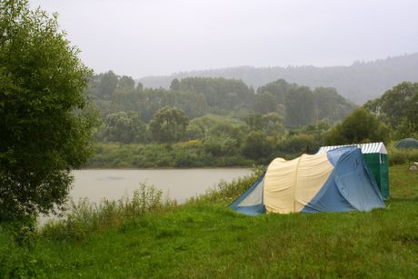 Kiša na kampovanju, Prvi maj