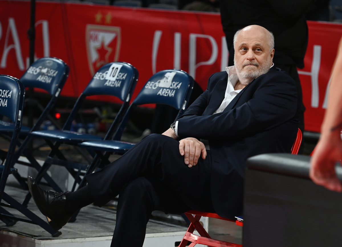 Šok u Zvezdi pred Barselonu: Crveno-beli uručili otkaz čuvenom treneru posle poraza od Partizana!