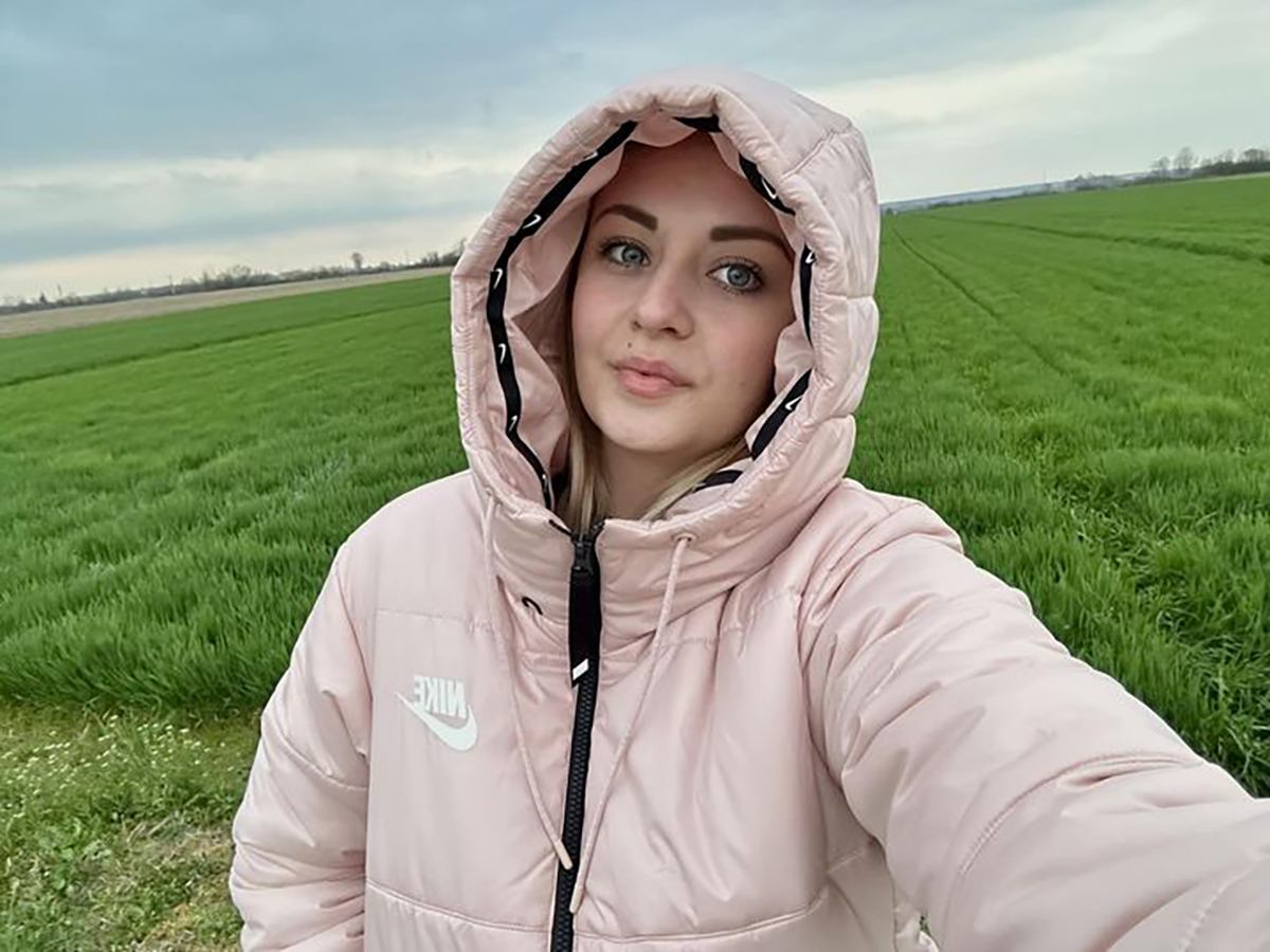 Ivanu (24) je deda popeo na traktor i odredio joj put: "Nije mi bilo teško da ustanem u šest da bih kopala"