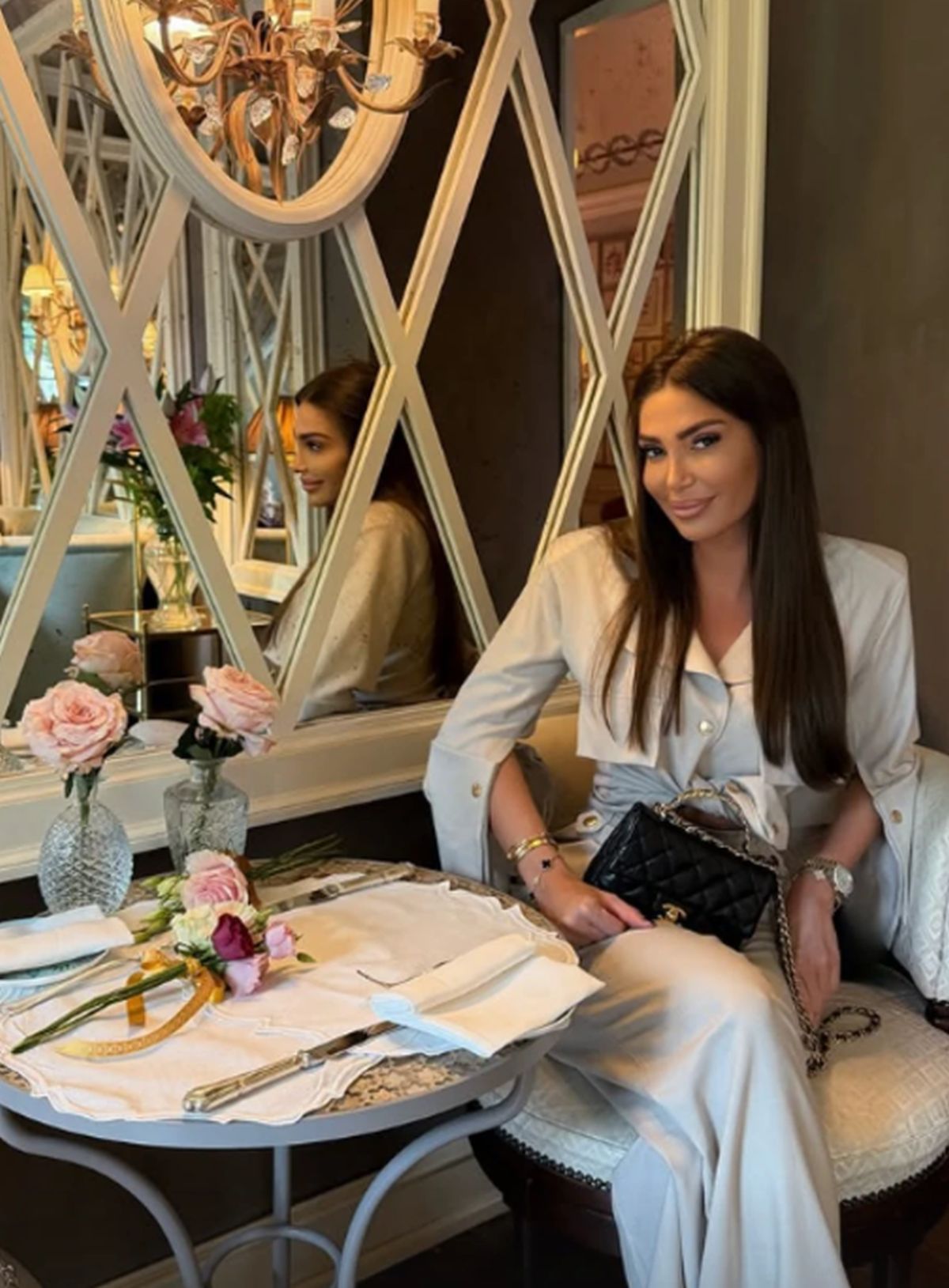 Živi bajku! U spavaćoj sobi KADA i kraljevski krevet: Pevač zbog nje menjao život, ona ga tri puta ostavljala