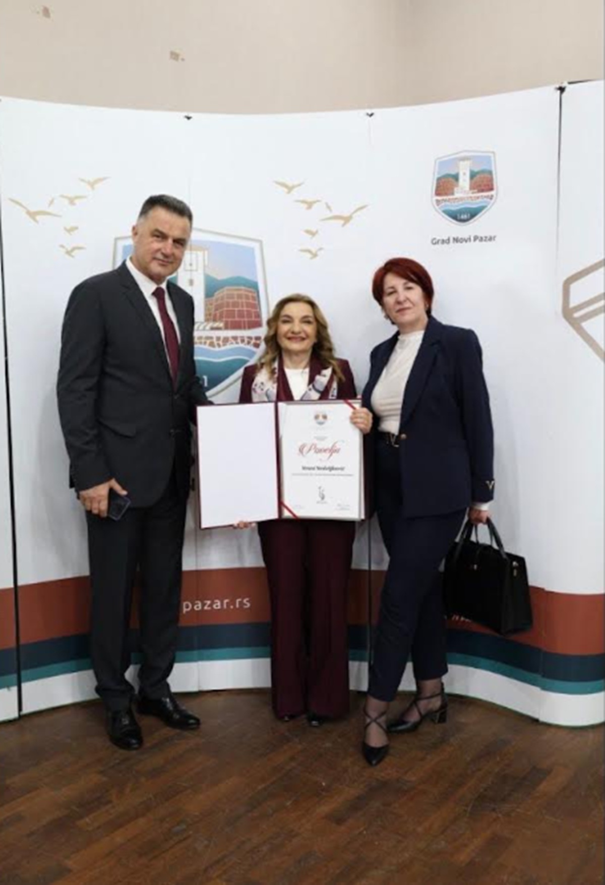 Vesni Nedeljković uručena Povelja grada Novog Pazara za doprinos razvoјu obrazovanja: "Ovaj grad nosim u srcu"