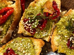 sendvič sa pestom i sušenim paradajzom