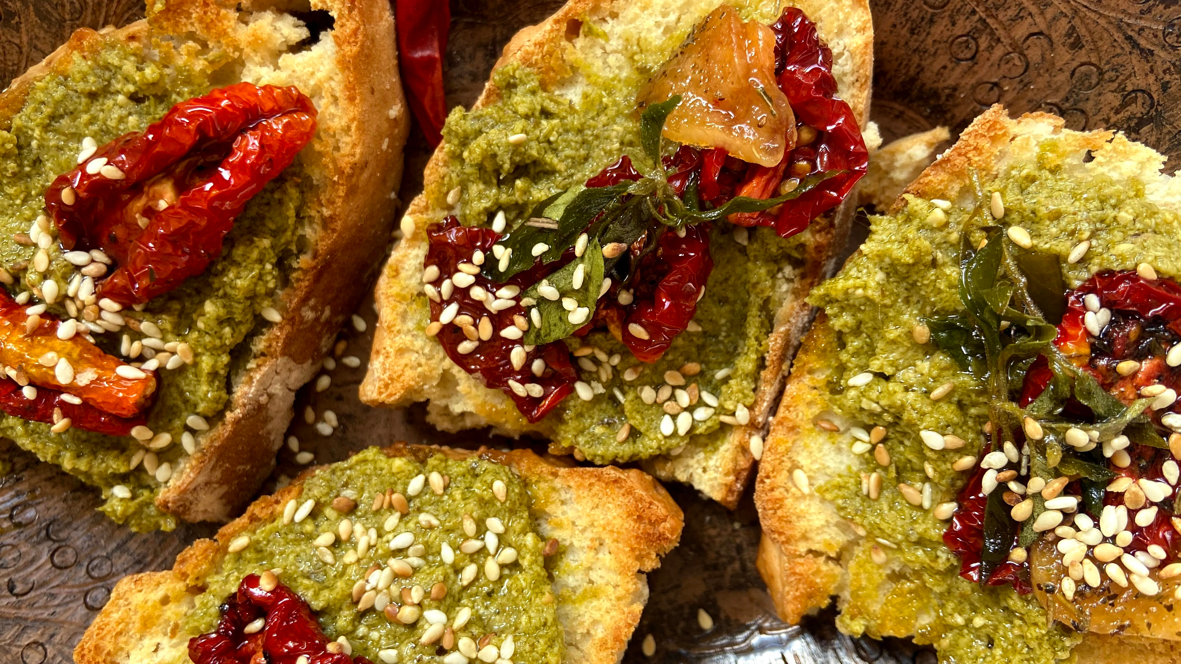 Sendvič sa sušenim paradajzom i edamame pestom: Obrok bogat aromama i biljnim proteinima za 10 minuta