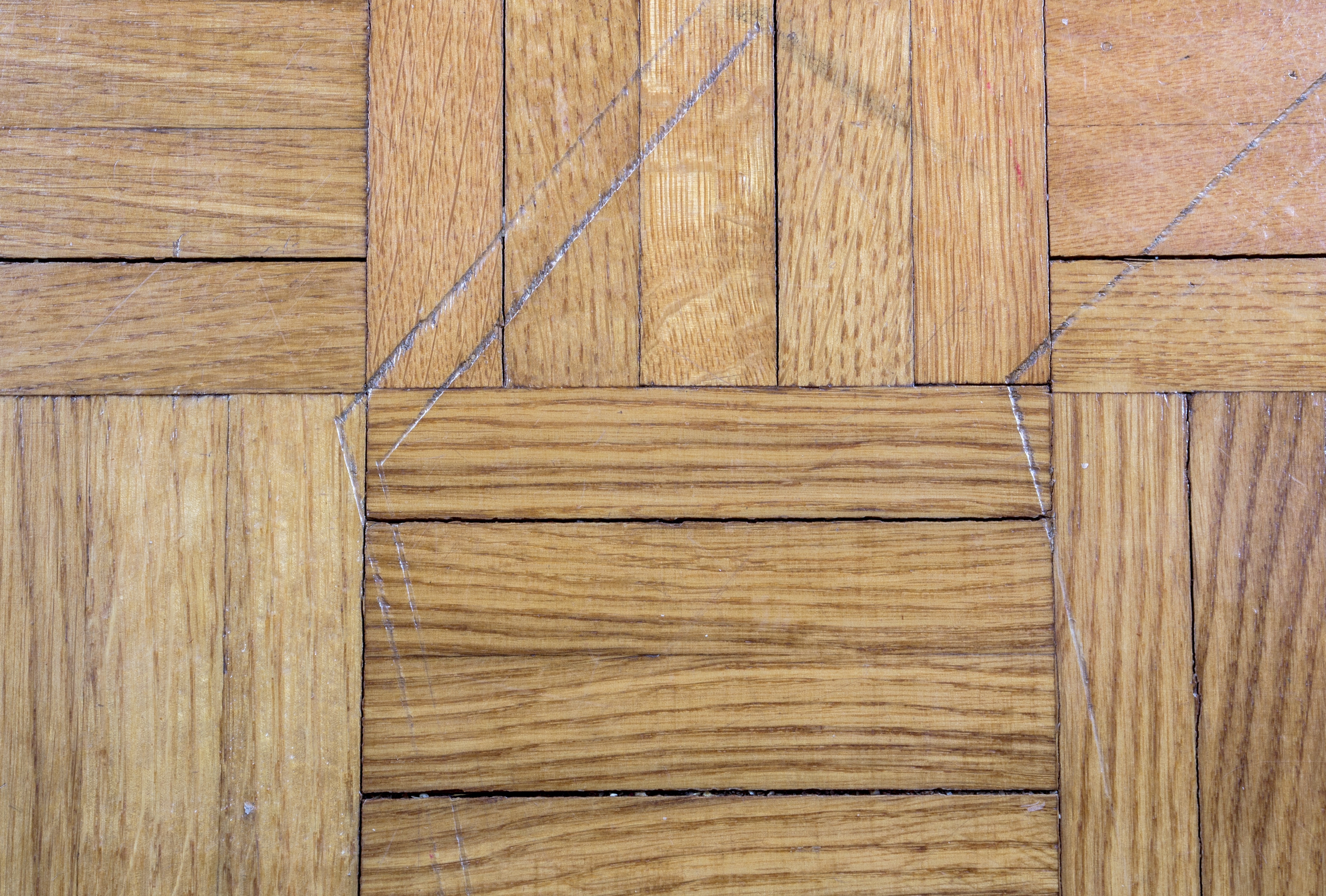 Kako da se rešiš ogrebotina na parketu za 3 minuta BEZ MAJSTORA: Stvari iz kupatila vraćaju sjaj drvetu