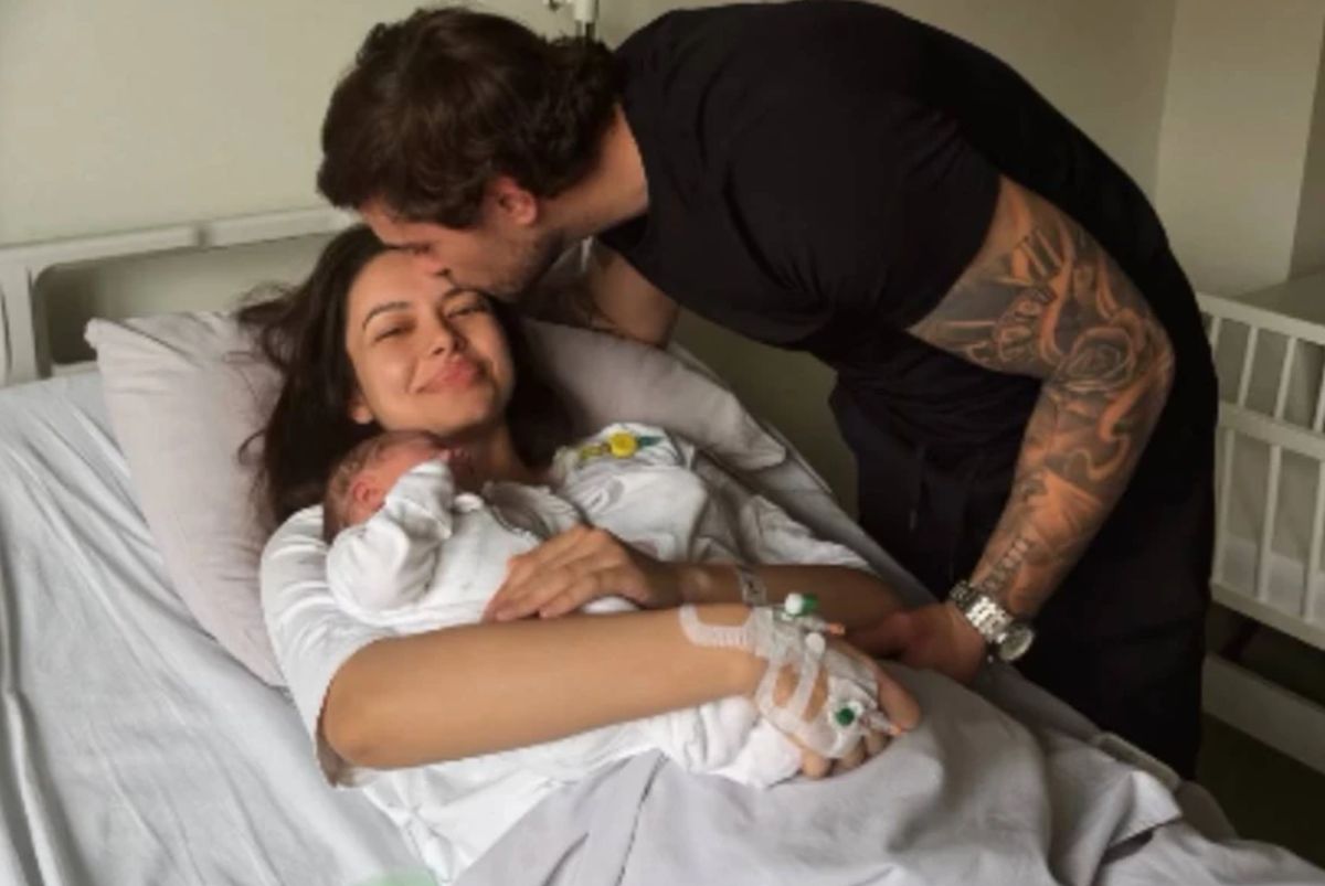 Prva slika bivše snajke Novaka Đokovića iz porodilišta: Ona drži bebu u rukama a muž je ljubi u čelo