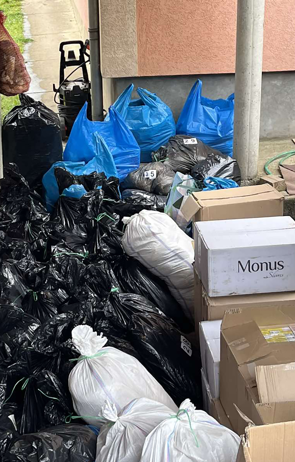 Policija u Kraljevu zaplenila 495 kila rezanog duvana i 7.450 paklica cigareta: Priveden osumnjičeni