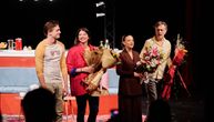 Igraju Aleksandra Tomić, Sergej Trifunović... Pogledajte kako je bilo na premijeri predstave "Ljudi odozgo"