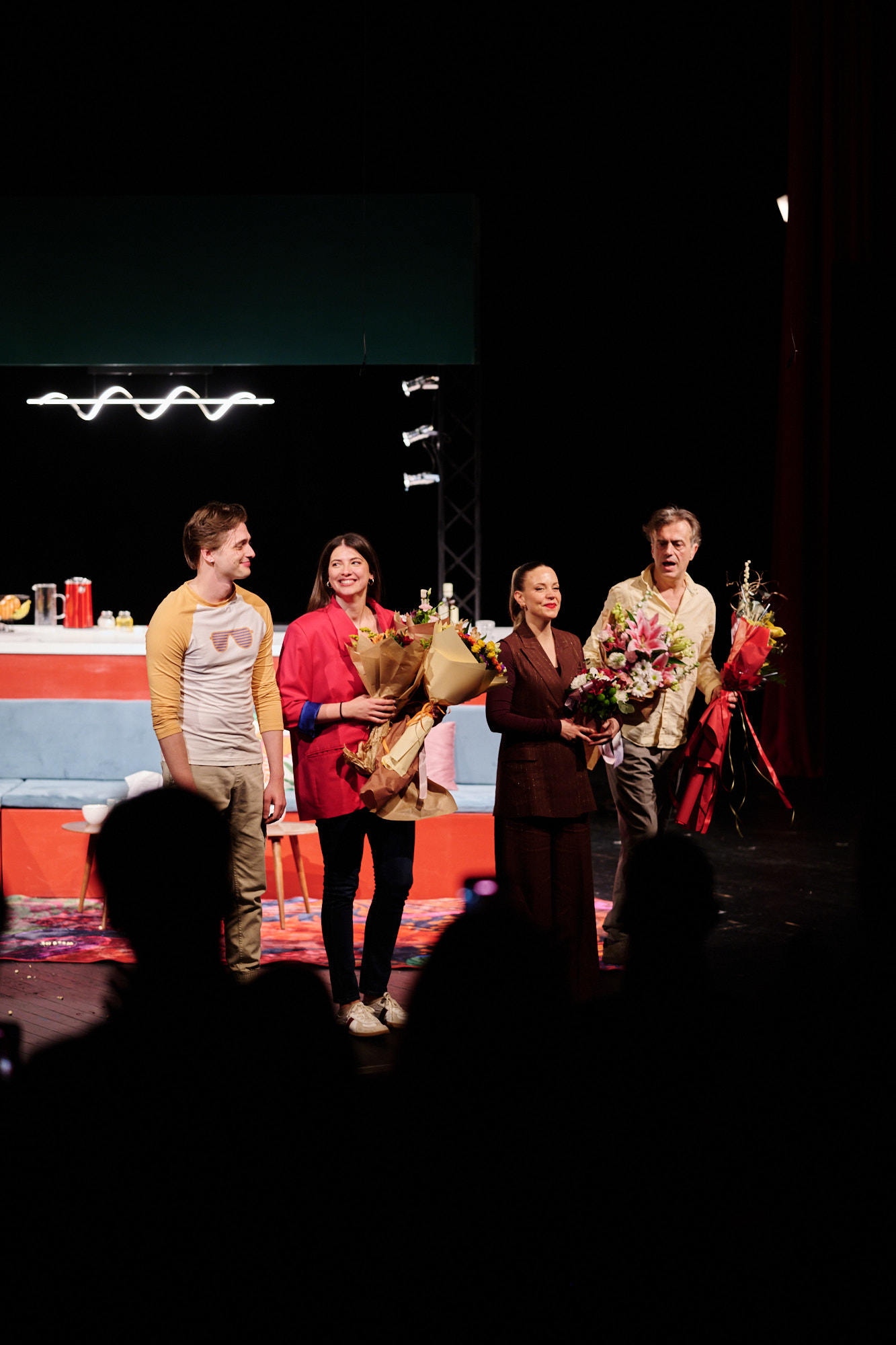 Igraju Aleksandra Tomić, Sergej Trifunović... Pogledajte kako je bilo na premijeri predstave "Ljudi odozgo"