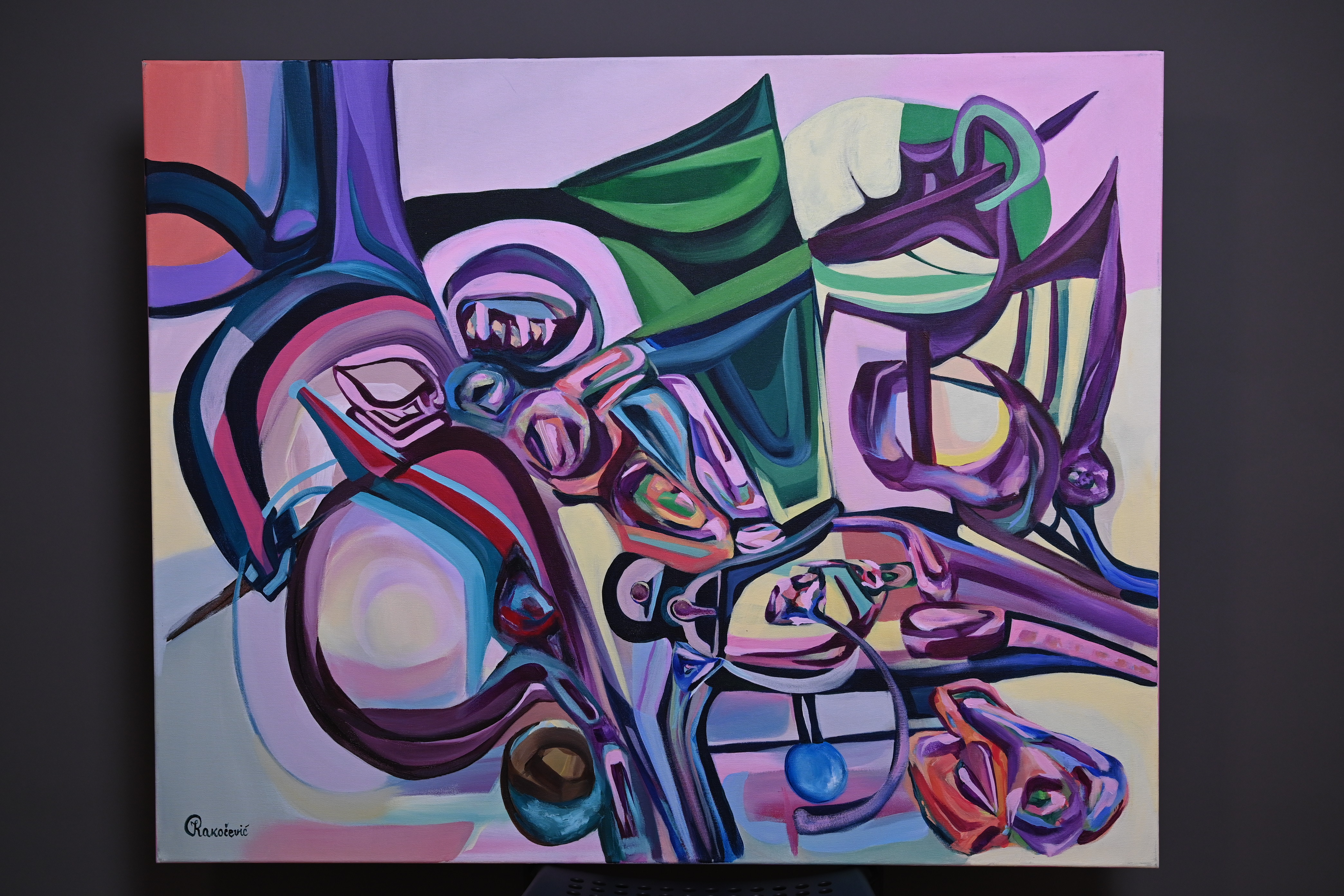 Svet između apstrakcije i fantazije: Izložba Jelene Rakočević „Fragments of Identity“ u srcu Beograda