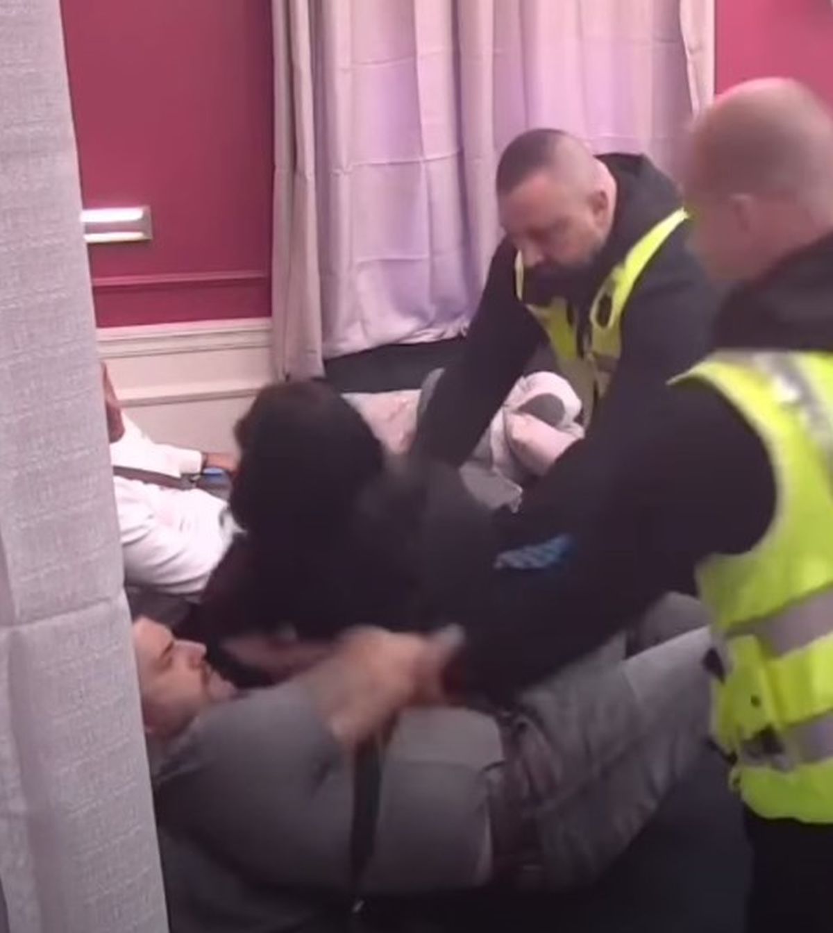 Počeo da je davi, obezbeđenje odmah doletelo: Maja skočila na Asmina, produkcija reagovala