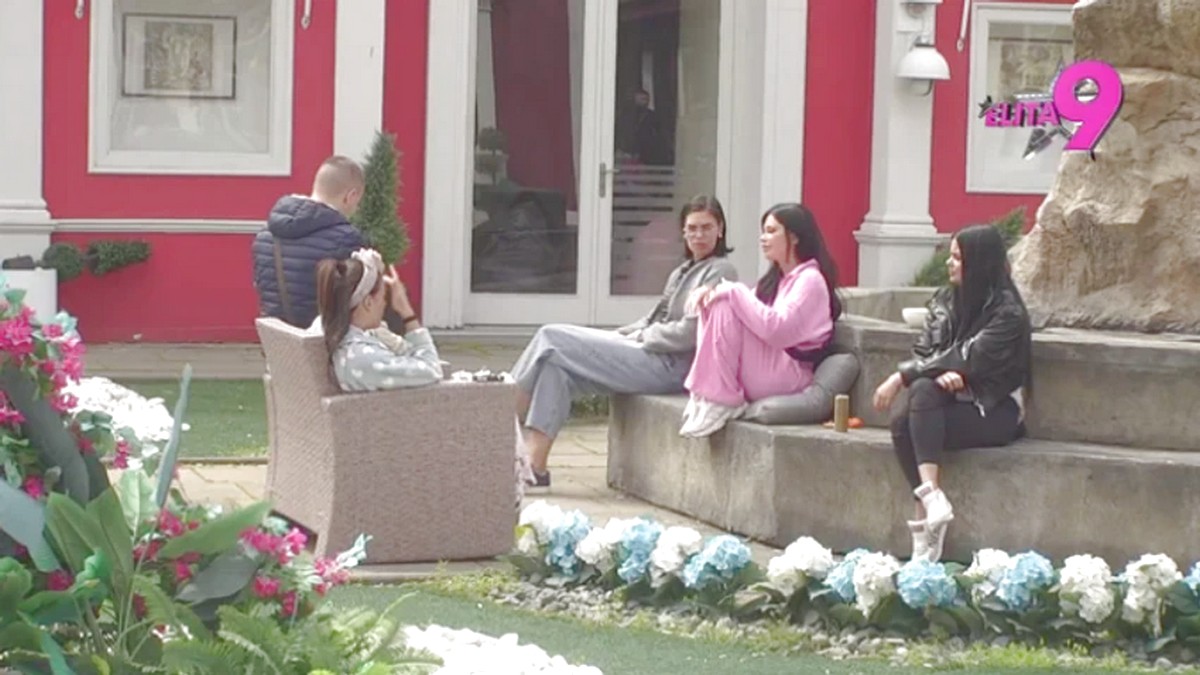 Maja i Asmin uhvaćeni u intimnim trenucima na travi - nakon tuče se osamili: "Jedva su dočekali"