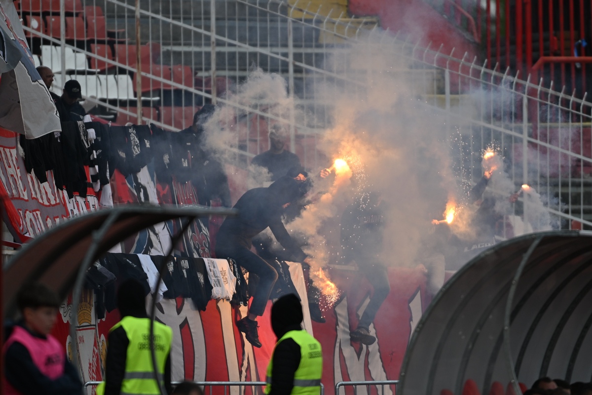 Pogledajte kako su Firmaši spalili obeležja Grobara: Ograda se crnila od otetih rekvizita!