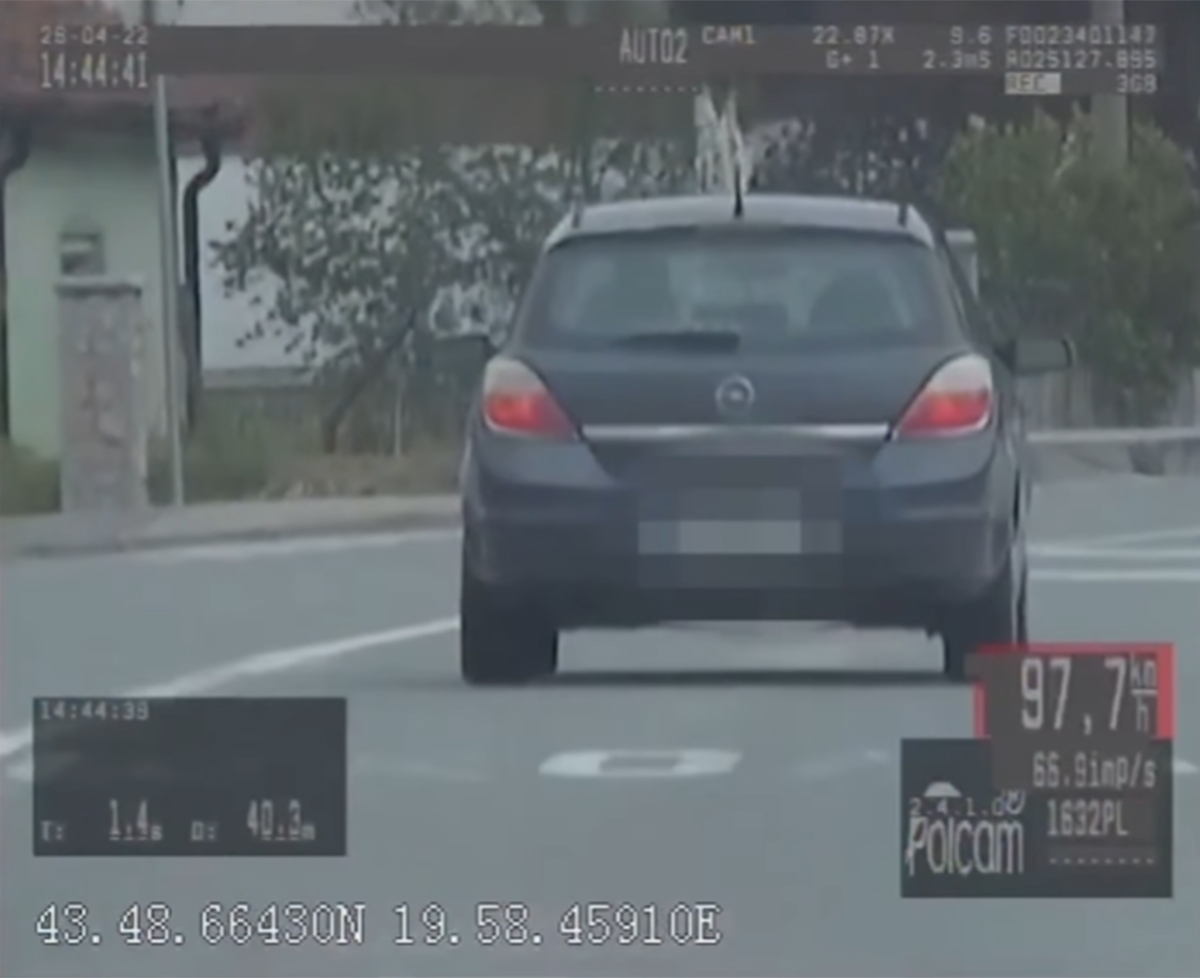 Bahati vozač divljao u blizini škole! Pogledajte opasan snimak iz Požege, jurca kao na trci