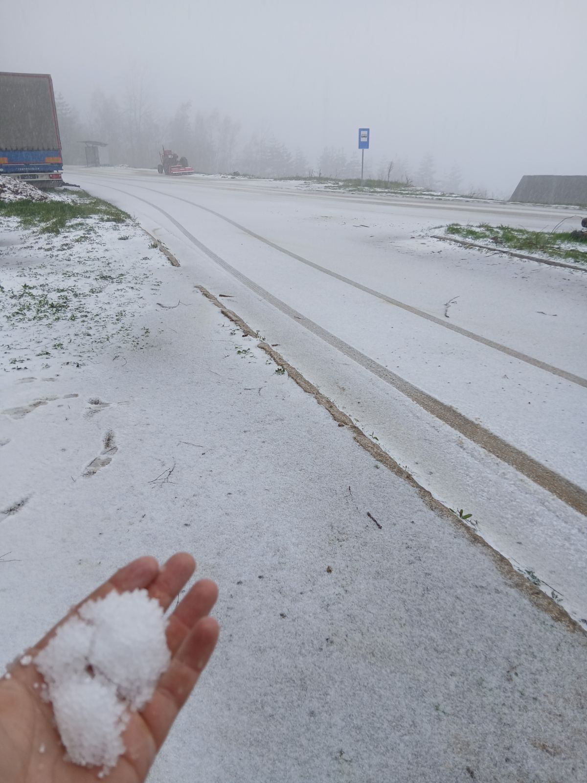 Sve obelelo kao da je januar, i putari izašli na teren: Sneg u ivanjičkim selima, meštani u strahu zbog OVOGA