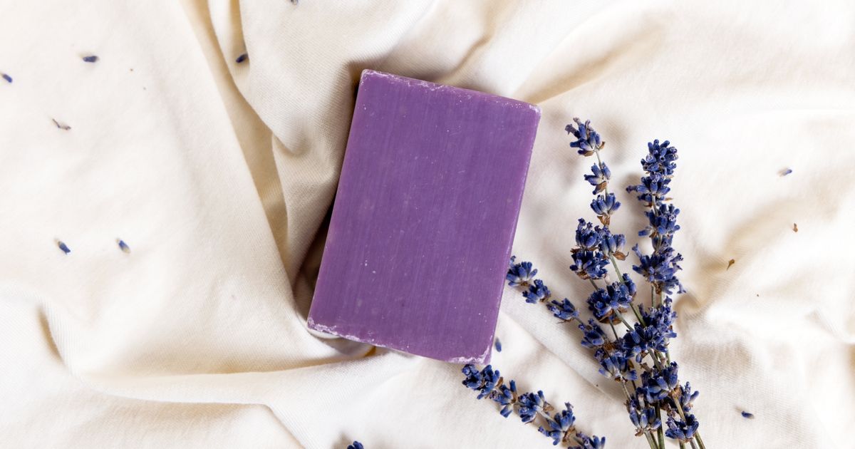 Naše bake su stavljale sapun ispod jastuka svake noći: Stari trik za dobar san koji ponovo postaje hit