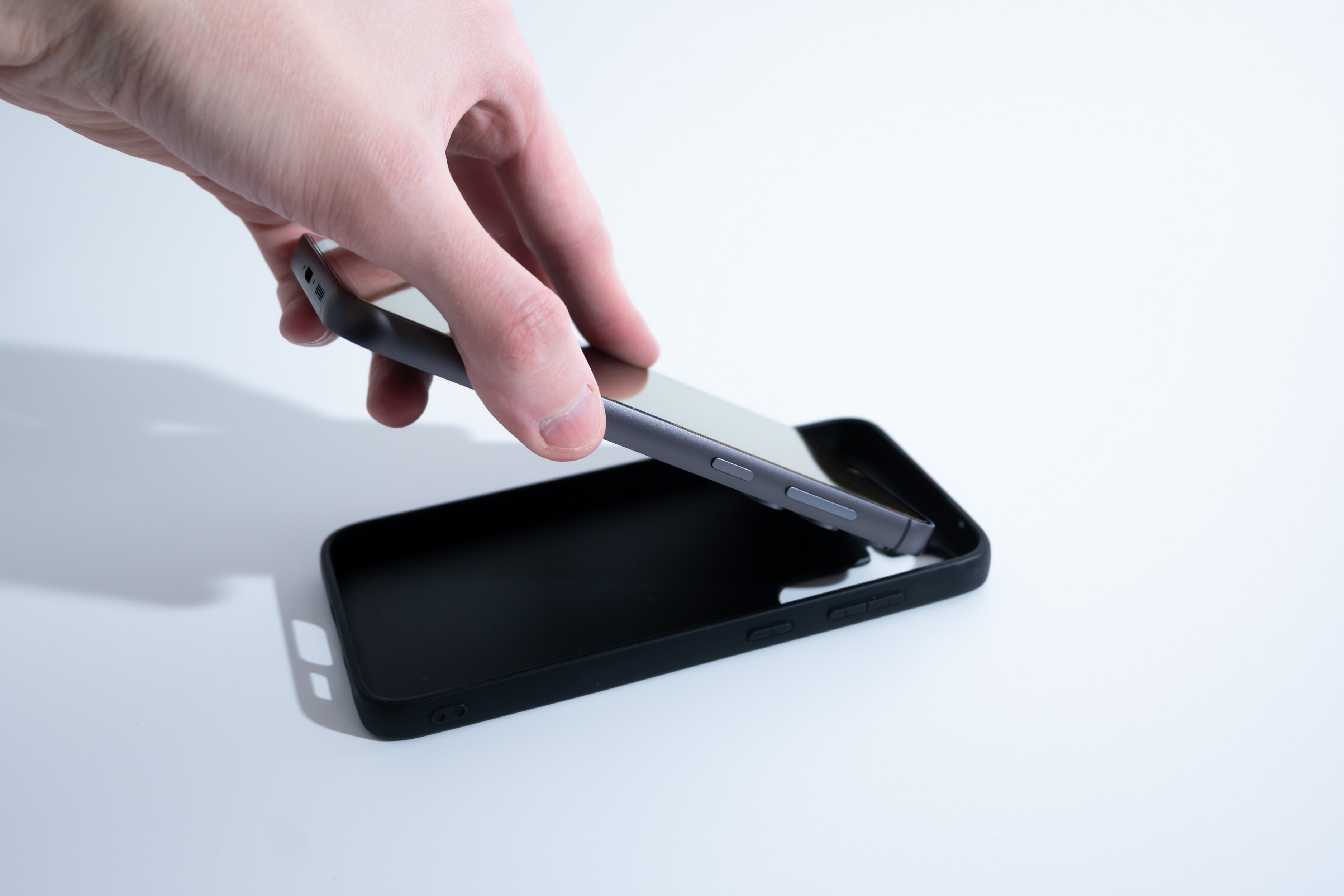 Evo zašto bi trebalo da skidate masku sa telefona dok ga punite