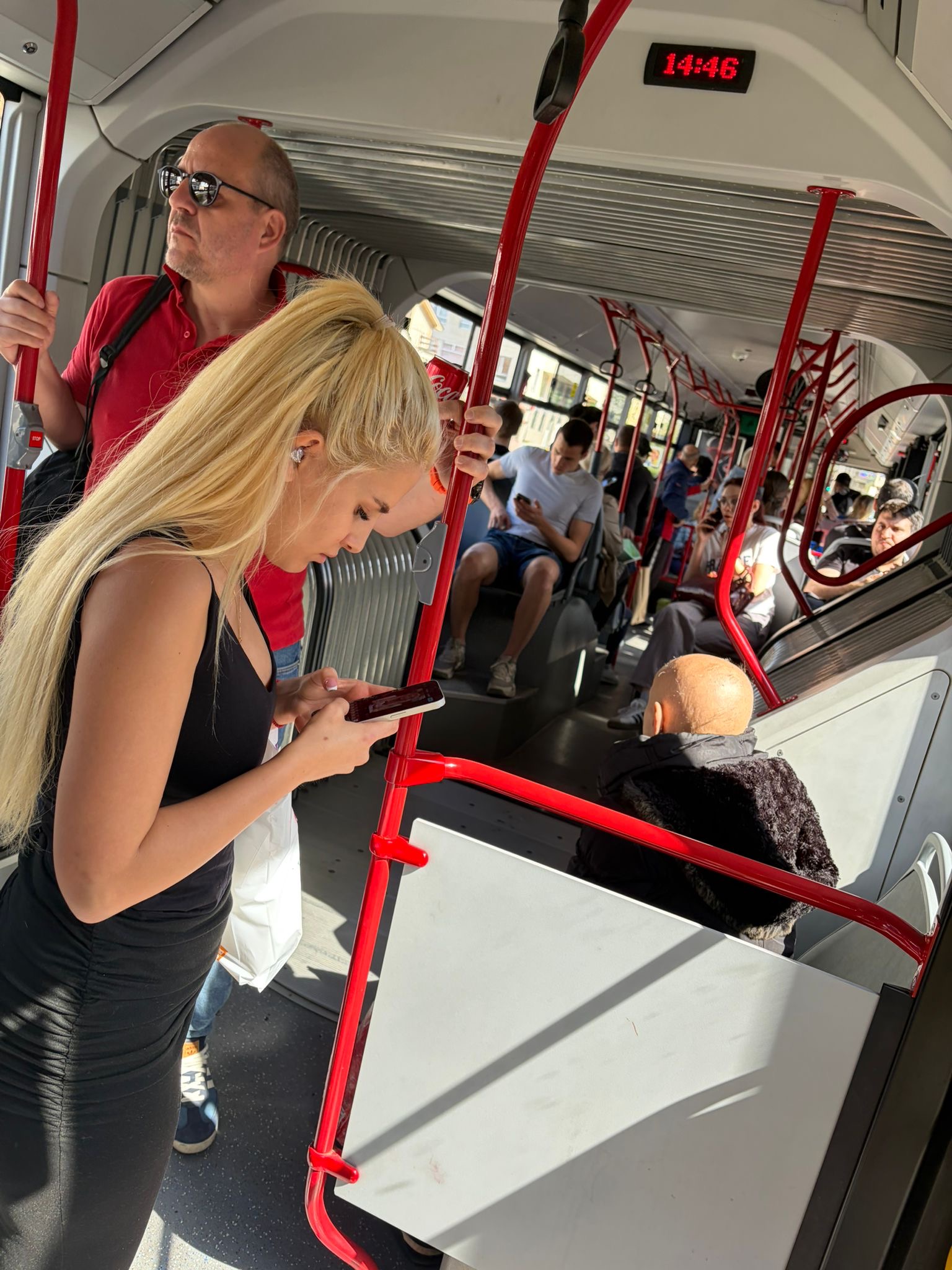 Za noć zgrće velike pare na svadbama, a sad se vozi lijinom "77" u Beogradu: Svi ostali u šokirani zbog nje!