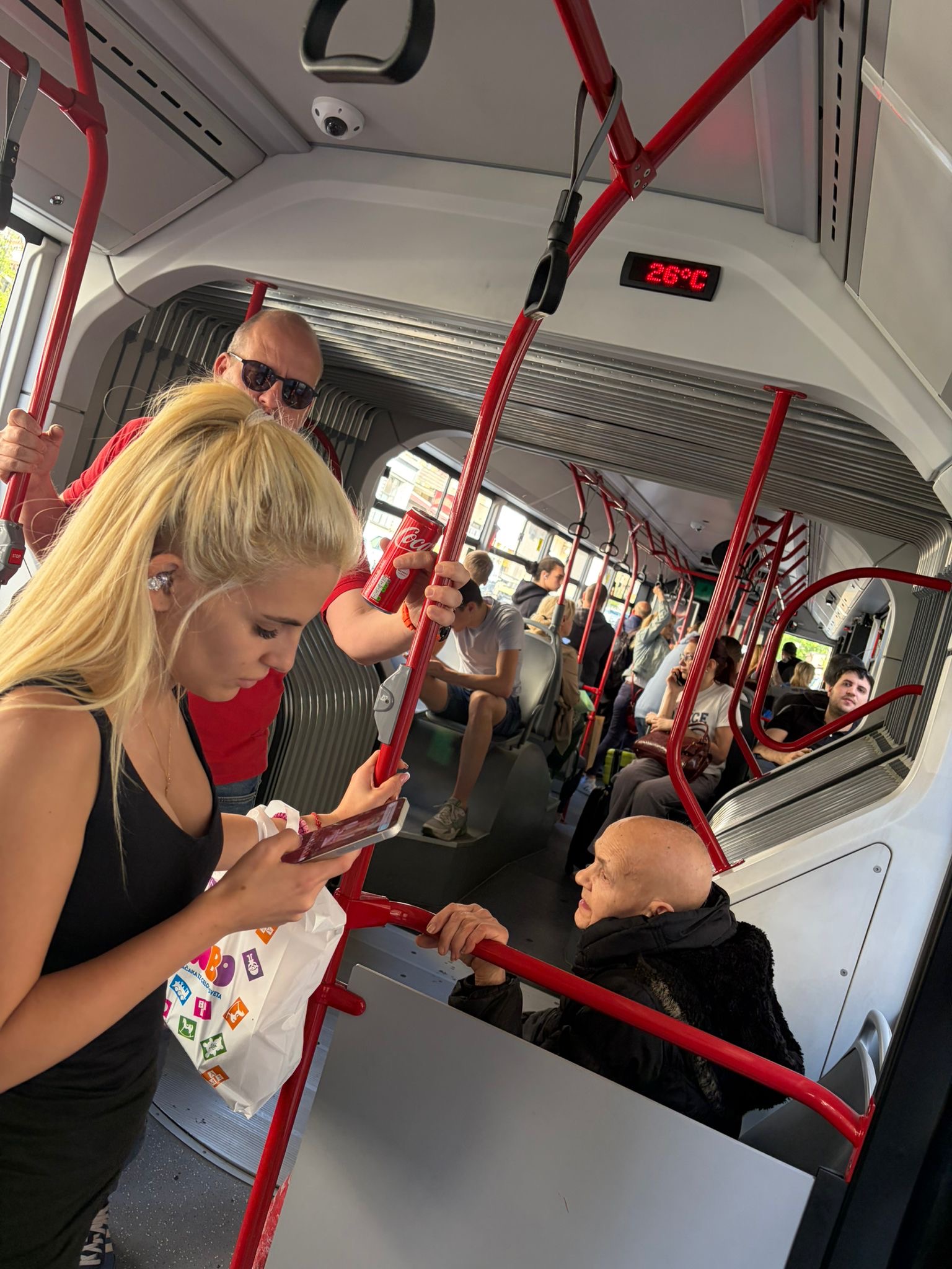 Za noć zgrće velike pare na svadbama, a sad se vozi lijinom "77" u Beogradu: Svi ostali u šokirani zbog nje!