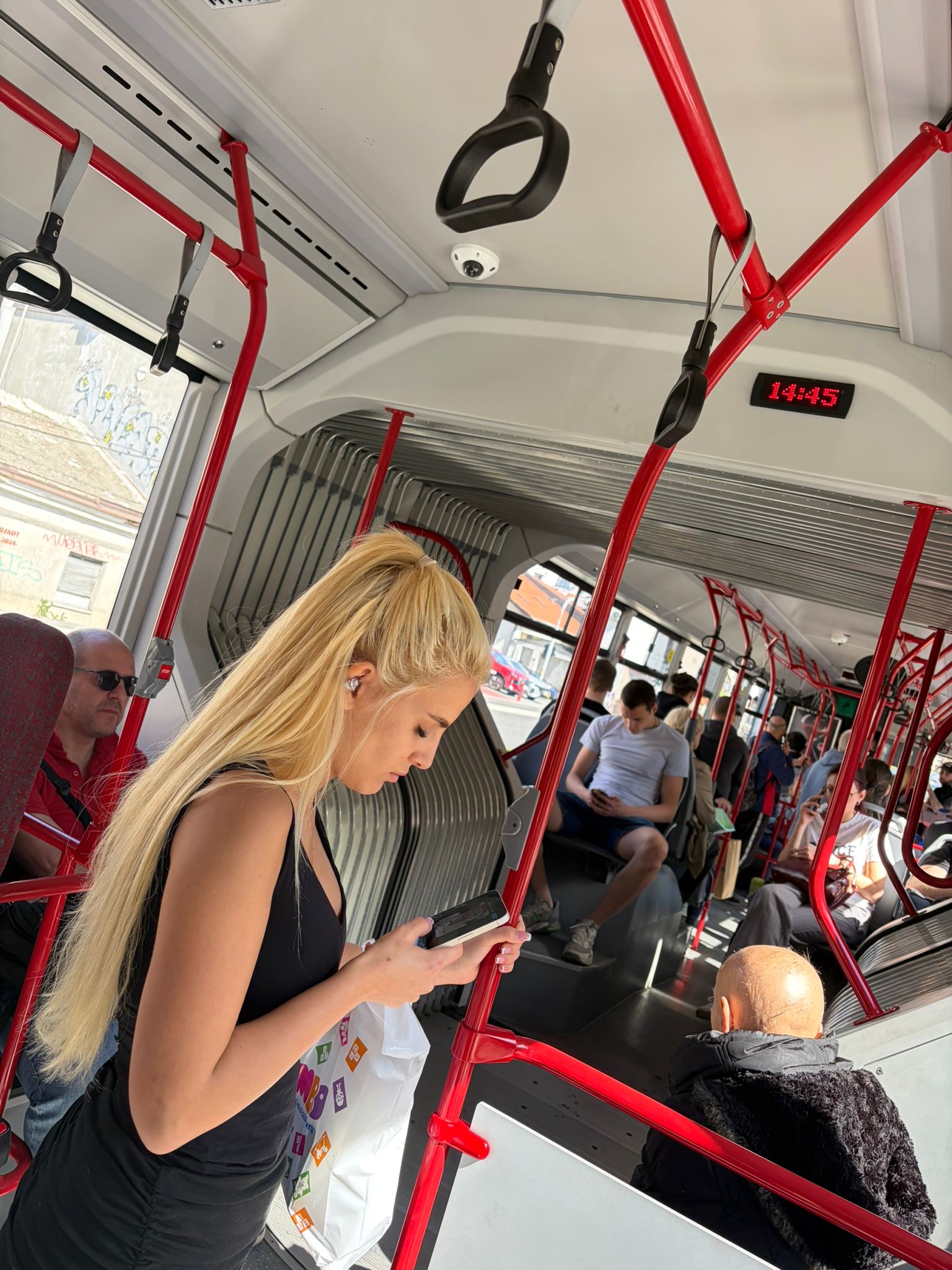 Za noć zgrće velike pare na svadbama, a sad se vozi lijinom "77" u Beogradu: Svi ostali u šokirani zbog nje!