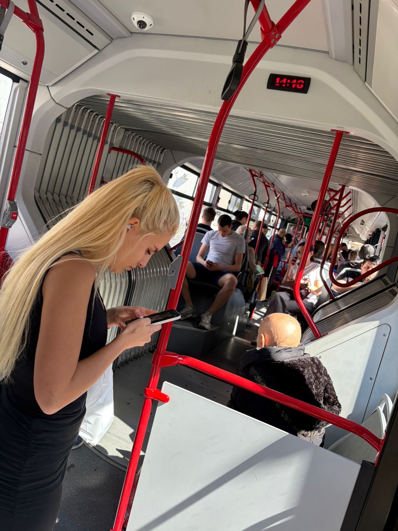 Za noć zgrće velike pare na svadbama, a sad se vozi lijinom "77" u Beogradu: Svi ostali u šokirani zbog nje!