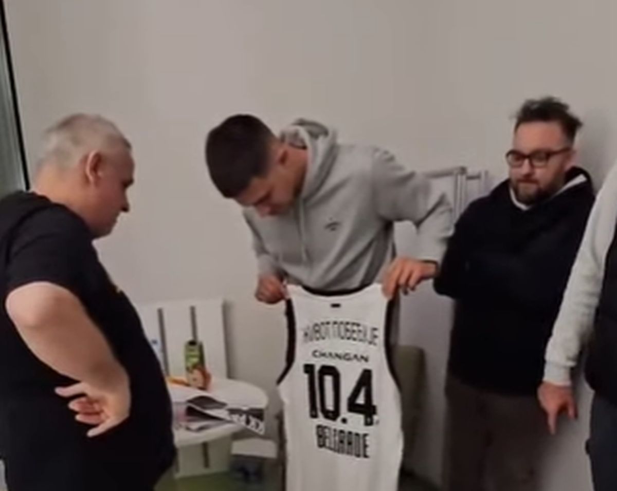 Otkriven herojski čin na utakmici Partizana: Navijaču Saši spasen život, igrači ga posetili u bolnici