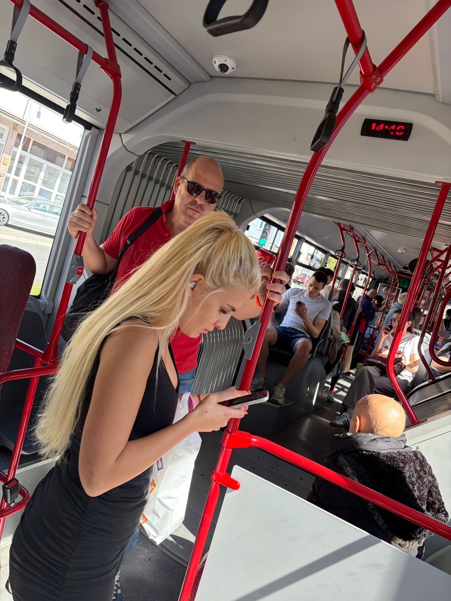 Za noć zgrće velike pare na svadbama, a sad se vozi lijinom "77" u Beogradu: Svi ostali u šokirani zbog nje!