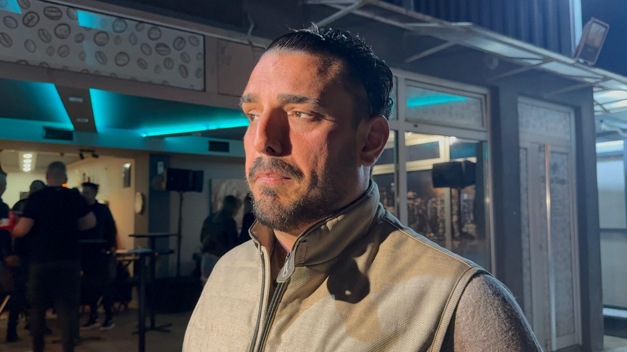 "Poslednji put smo pevali zajedno..." Darko Lazić slomljen na koncertu za pokojnog brata: Posvetio mu pesmu