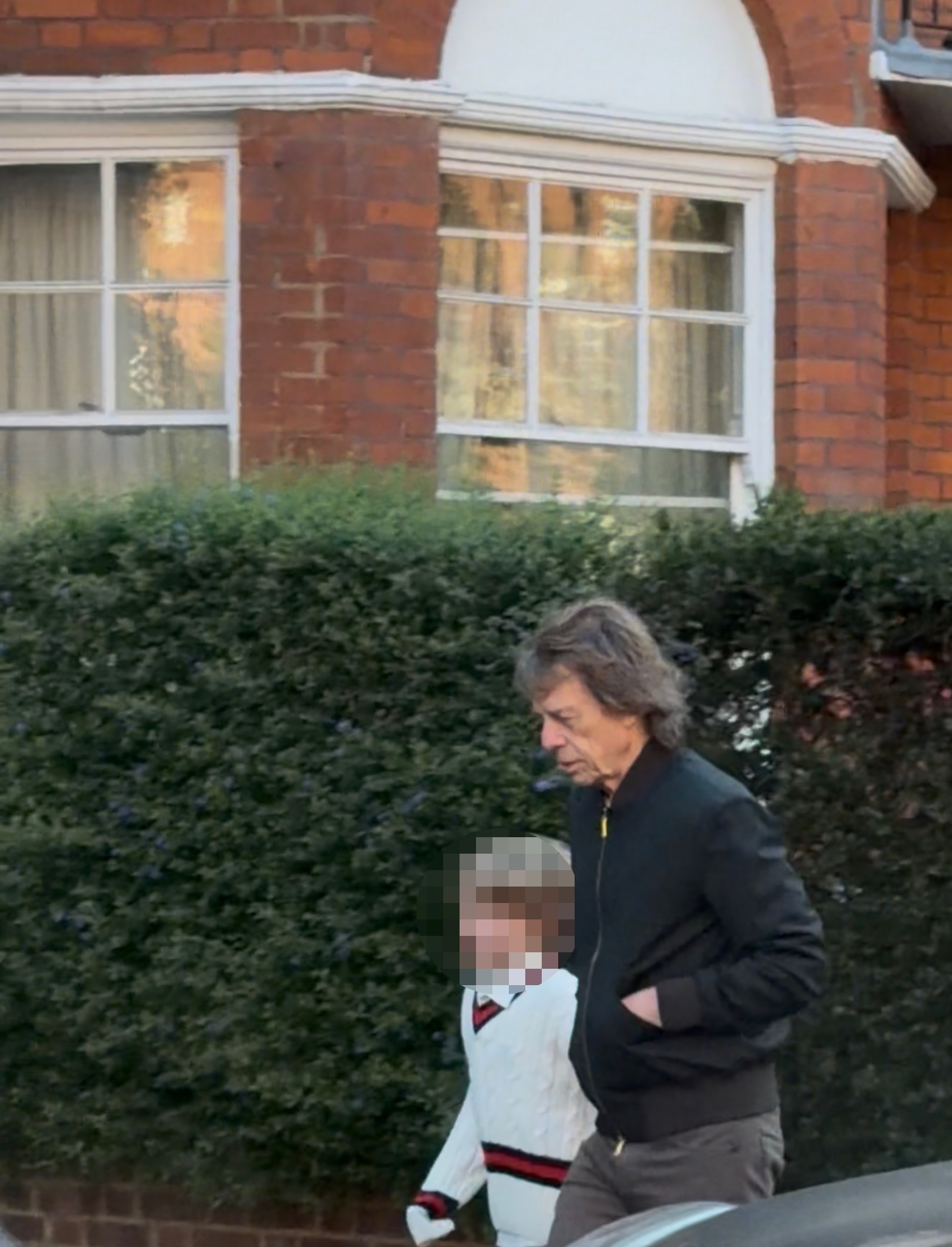 Paparaco! Mik Džeger snimljen sa najmlađim sinom u Londonu - evo kako pevač sada izgleda, detalj oduševio sve