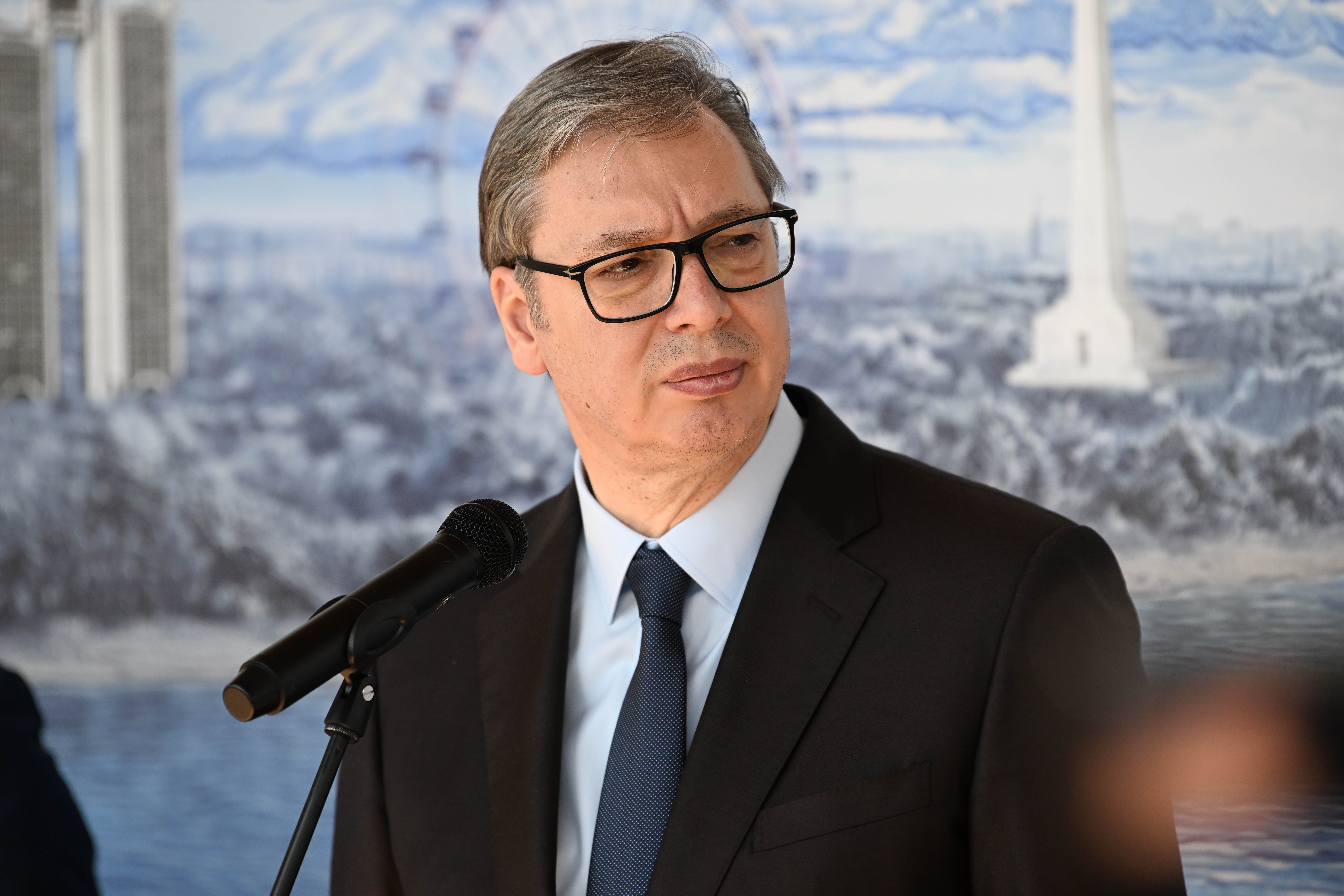 Predsednik Vučić obraća se iz Pariza