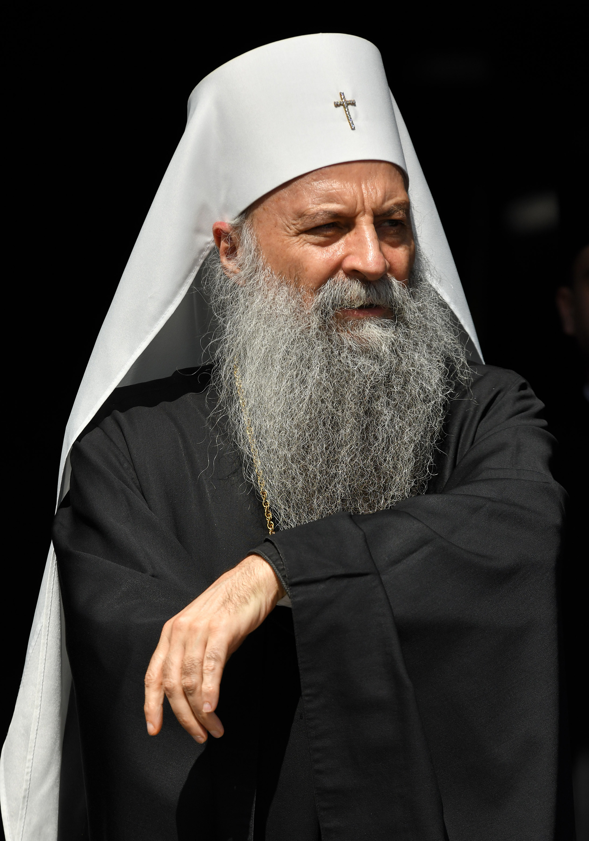 Patrijarh Porfirije u Bratuncu služi svetu liturgiju i pomen postradalim Srbima